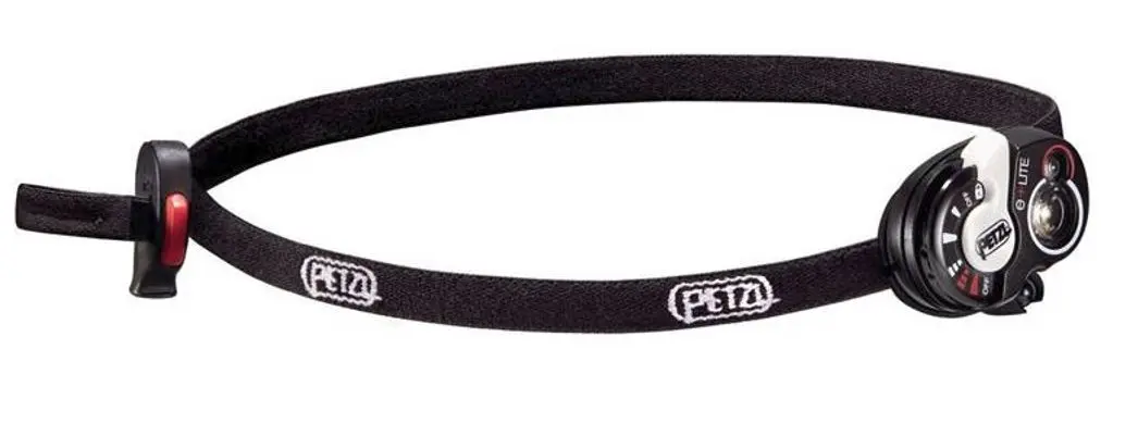 Lanterna frontal Petzl preta e leve, com fita elástica e suporte ajustável à esquerda e bloco luminoso à direita.