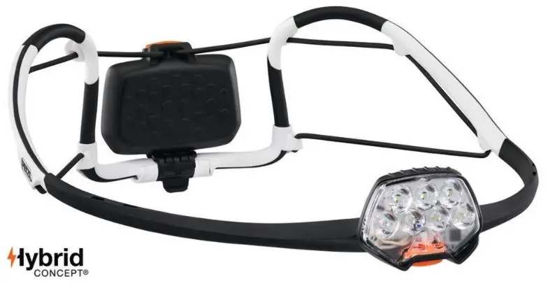 Lanterna frontal híbrida Petzl com fita preta e branca e luzes LED versáteis, fotografia do produto.