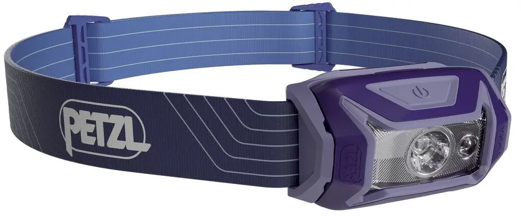 Lanterna frontal Petzl azul e violeta com fita ajustável, luz LED e botão de alimentação na frente.