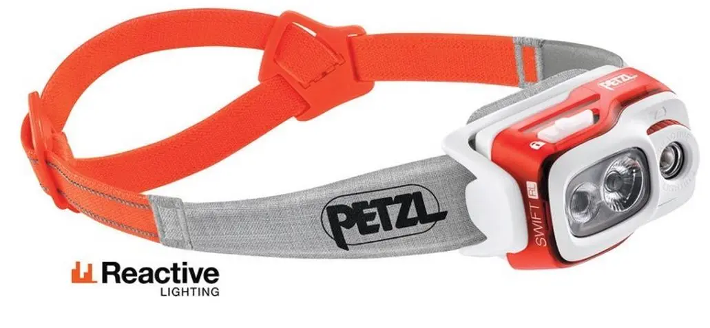 Lanterna frontal Petzl Swift RL com fita laranja e cinzenta, logótipo Petzl e botão vermelho.